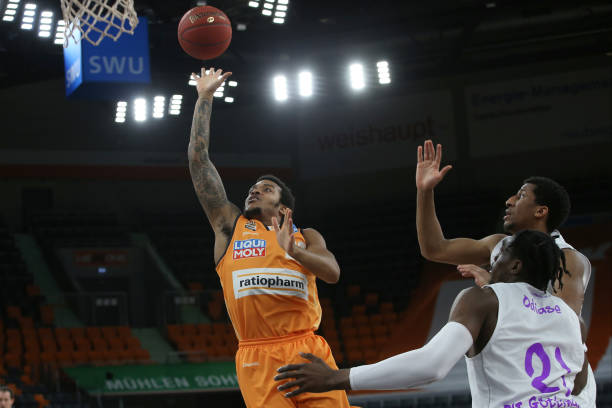 中扮演核心 中扮演核心