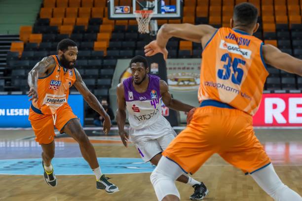 上奠定了坚 上奠定了坚